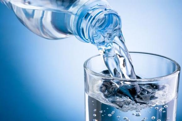 Tutti sanno che non bisogna bere acqua ghiacciata, ma pochi sanno perché