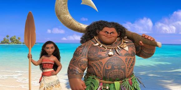 Bambine scambiano un commesso per il semidio Maui di Oceania: la sua reazione è fantastica
