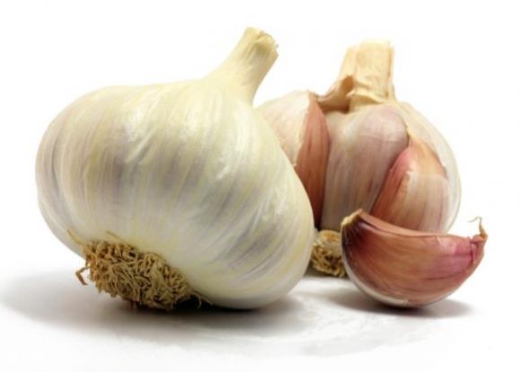 Metti dell’aglio nell’orecchio: è un rimedio naturale perfetto per molte problematiche