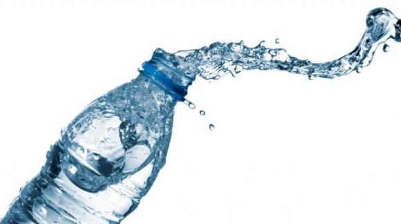 Tutti sanno che non bisogna bere acqua ghiacciata, ma pochi sanno perché