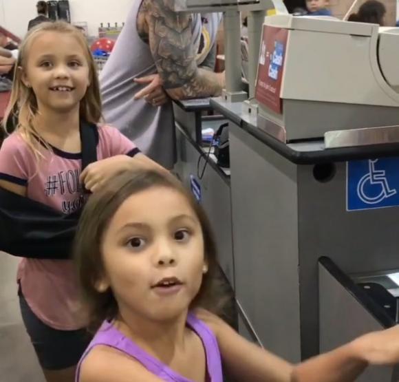 Bambine scambiano un commesso per il semidio Maui di Oceania: la sua reazione è fantastica