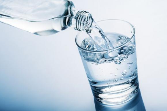 Tutti sanno che non bisogna bere acqua ghiacciata, ma pochi sanno perché