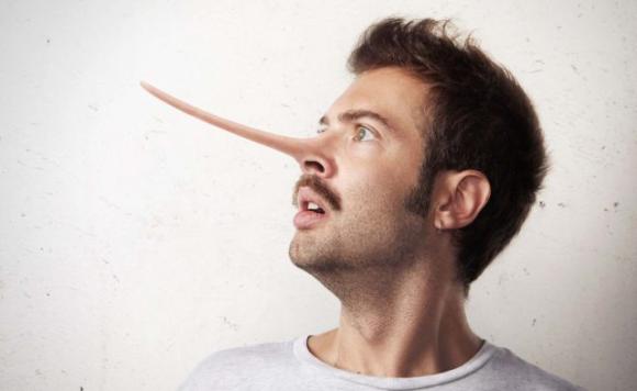 5 segnali rivelano che un uomo sta mentendo