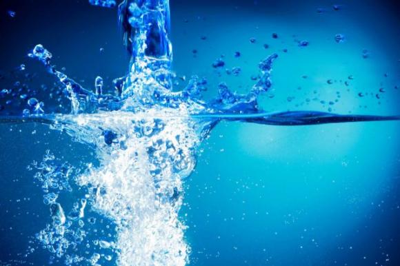 Tutti sanno che non bisogna bere acqua ghiacciata, ma pochi sanno perché