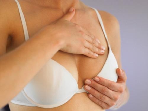 Dolori al seno: ecco le 6 cause più comuni e come risolvere il problema