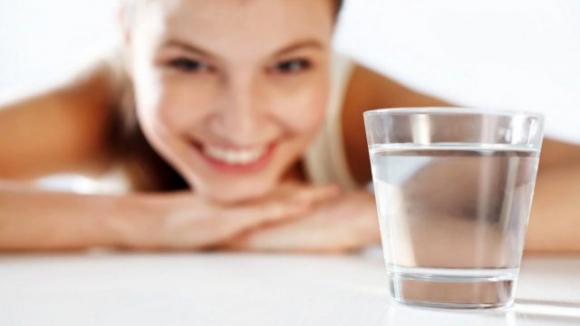Tutti sanno che non bisogna bere acqua ghiacciata, ma pochi sanno perché