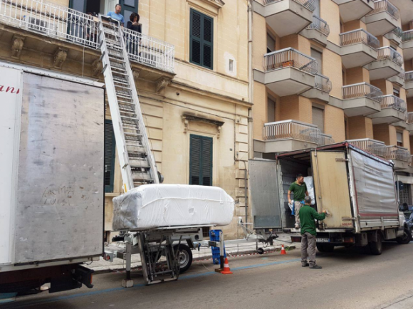 Aiutare un’amica con il trasloco: aspettative vs. realtà