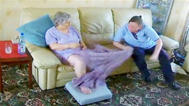 La badante viene colta in flagrante mentre abusa dell’anziana malata di Alzheimer