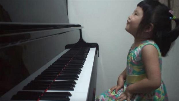Una bimba di 3 anni si siede al pianoforte. Poco dopo stupisce tutti con il suo talento
