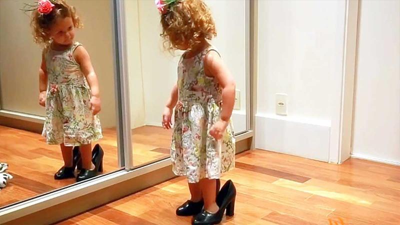 Si guarda allo specchio e poi inizia a ballare. L’esibizione di questa bimba vi ruberà il cuore!