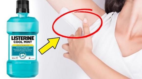 Versa il collutorio in un batuffolo di cotone e lo passa sotto le ascelle: il risultato è inaspettato!