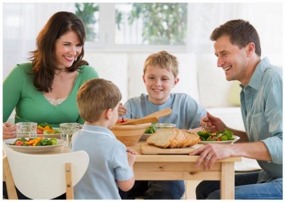 Stare a tavola con tutta la famiglia rende i bambini meno aggressivi e più sani