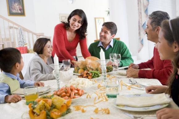 Stare a tavola con tutta la famiglia rende i bambini meno aggressivi e più sani