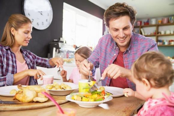 Stare a tavola con tutta la famiglia rende i bambini meno aggressivi e più sani
