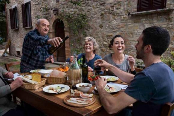 Stare a tavola con tutta la famiglia rende i bambini meno aggressivi e più sani