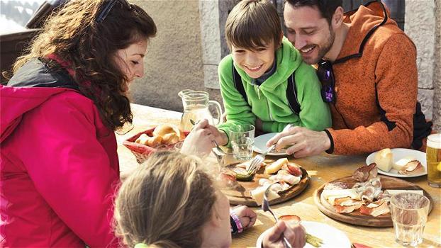 Stare a tavola con tutta la famiglia rende i bambini meno aggressivi e più sani