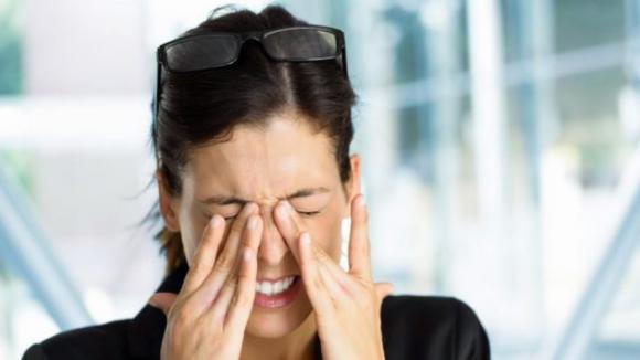 Alcune abitudini errate che fanno male ai tuoi occhi: devi subito smettere di fare queste cose
