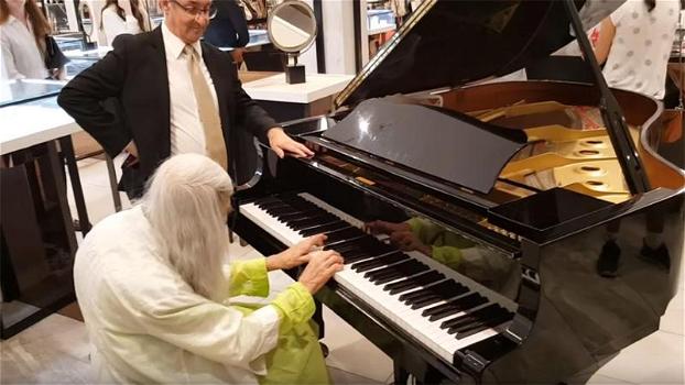Un’anziana donna suona il pianoforte in un negozio: il suo talento è davvero emozionante!