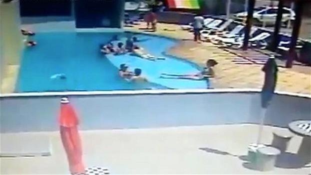 Un bambino sta annegando in piscina mentre gli adulti si rilassano: nessuno si accorge di lui