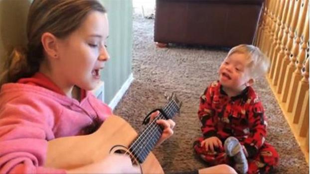 Ha la sindrome di Down e sa dire solo 12 parole. Quando canta con la sorella…inizia la magia!