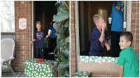 Trova un pacco di Natale davanti alla porta di casa: poi il bambino lo apre e scoppia a piangere