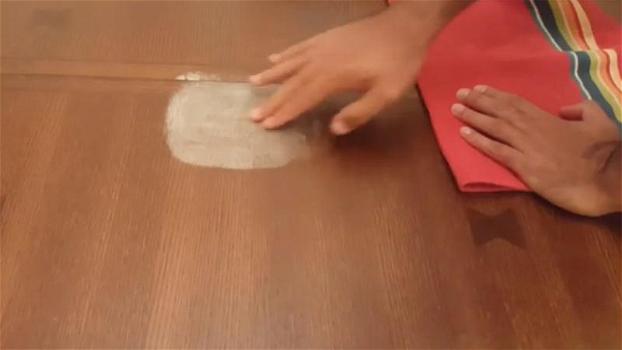 Come eliminare le macchie di calore dal tavolo senza rovinarlo