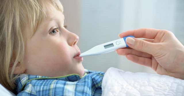 Per abbassare la febbre alta evitate di coprire eccessivamente i bambini