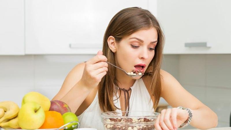 Tra i rimedi su come far passare il singhiozzo bisogna è suggerito mangiare più lentamente