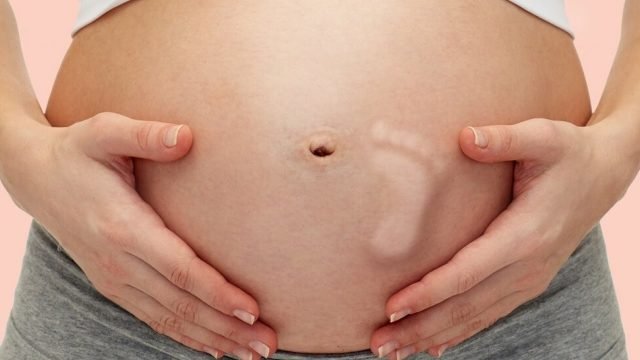 I movimenti del feto, che si avvertono durante la diciottesima settimana di gravidanza, si verificano quando il bambino spinge i piedi contro il pancione