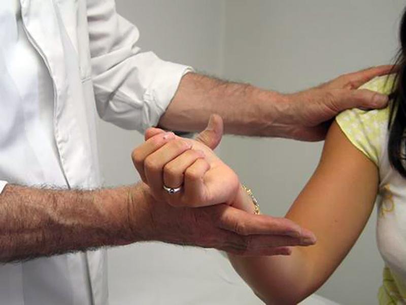 La comparsa di altri sintomi oltre al dolore al braccio destro può indicare qualcosa di grave