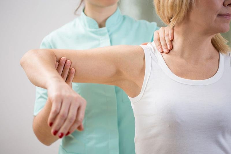 Una visita medica può determinare le cause del dolore al braccio sinistro 