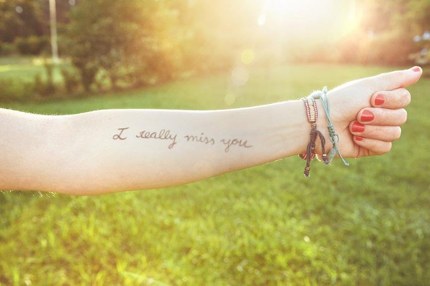 Tattoo scritte: una delle più belle frasi da tatuare