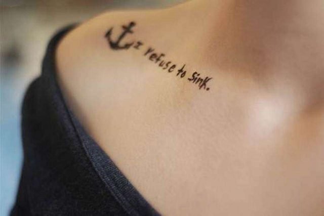 Tattoo scritte: una frase breve può essere tatuata tra la spalla e il collo, da sfoggiare in estate e in inverno
