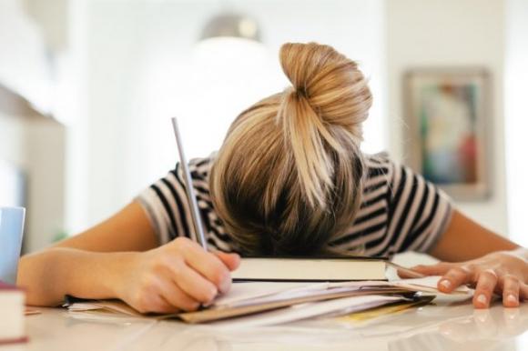 Ecco cosa devi fare in caso di visioni sfocate, perdita di capelli, e disturbi del sonno