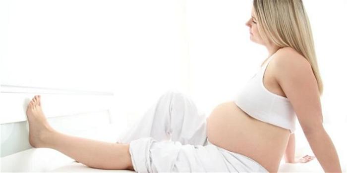 Piedi gonfi in gravidanza: cosa fare e quali sono i rimedi naturali