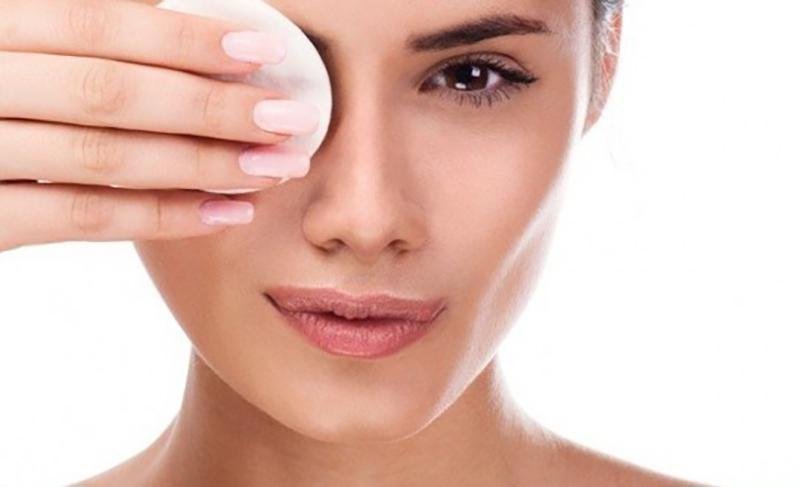 La pulizia del viso aiuta a contrastare la formazione di pori dilatati