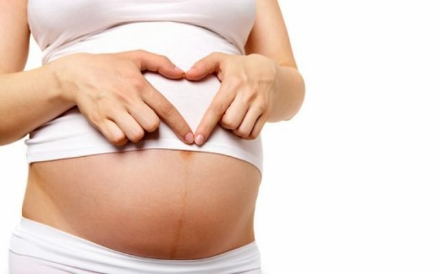 Durante la quattordicesima settimana di gravidanza potrebbe comparire una linea scura sul pancione, niente paura è del tutto normale, si tratta della linea alba o linea nigra