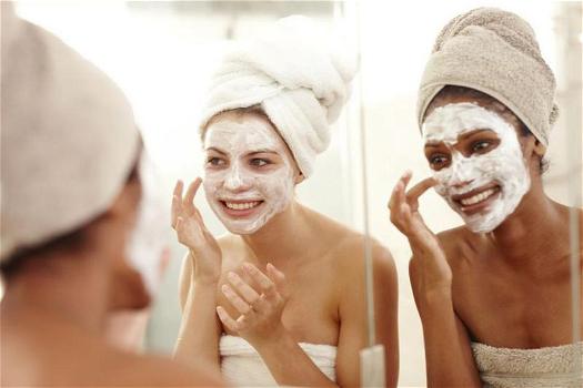 Scrub viso fai da te: come prepararlo e consigli per usarlo correttamente