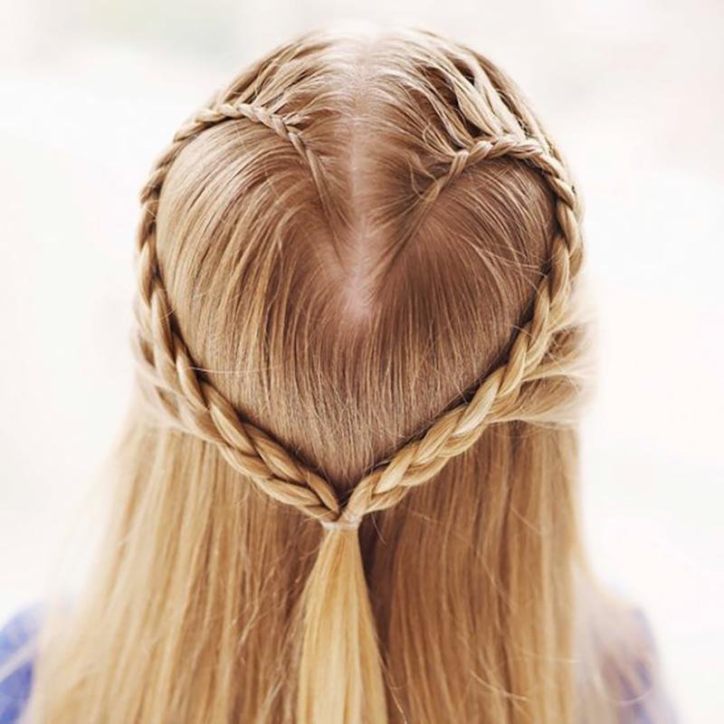 I capelli possono essere acconciati con trecce particolari sulla lunghezza