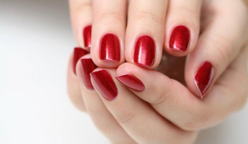 Le unghie rosse sono molto apprezzate sia nella versione classic ma anche con le nail art