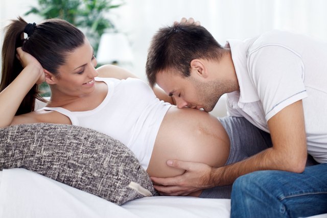 A 27 settimane di gravidanza è importante che i futuri genitori comunichino con il bambino attraverso il pancione