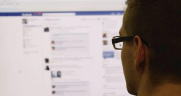 Ecco cosa postano sui social le persone con una bassa autostima