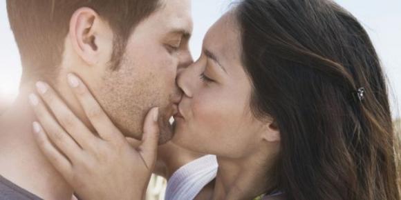 Ecco i pensieri delle ragazze quando baciano un uomo per la prima volta