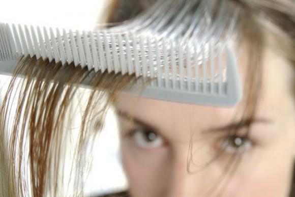 Ecco perché ti vengono i capelli bianchi prima dei 30 anni