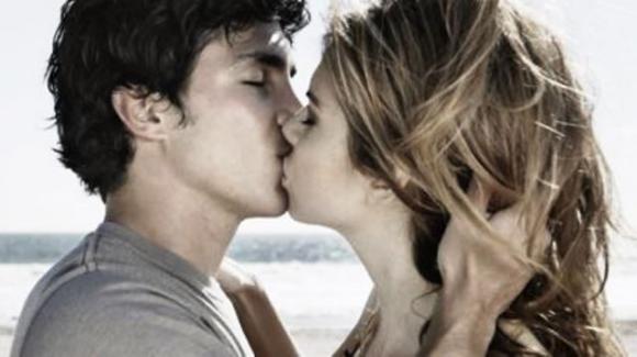 Ecco i pensieri delle ragazze quando baciano un uomo per la prima volta
