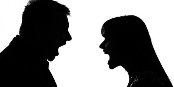 Ecco come i suoi amici lo stanno manipolando contro di te