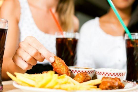 Ecco alcuni incredibili benefici di mangiare con le mani