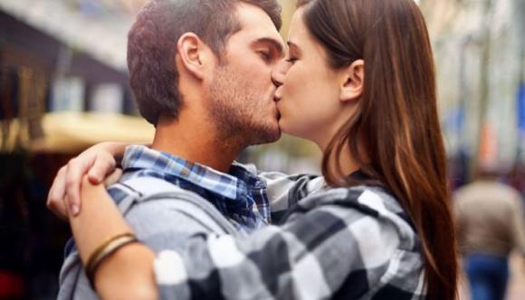 Ecco i pensieri delle ragazze quando baciano un uomo per la prima volta