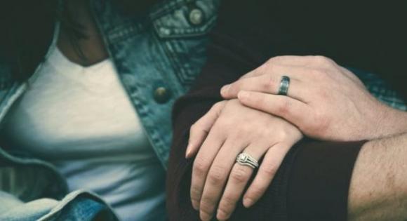 Ecco come i suoi amici lo stanno manipolando contro di te