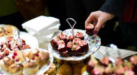 Ecco alcuni incredibili benefici di mangiare con le mani